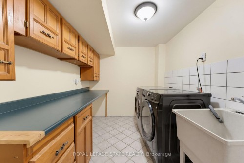32 Silvervine Drive, Hamilton, ON - Indoor Photo Showing Laundry Room
