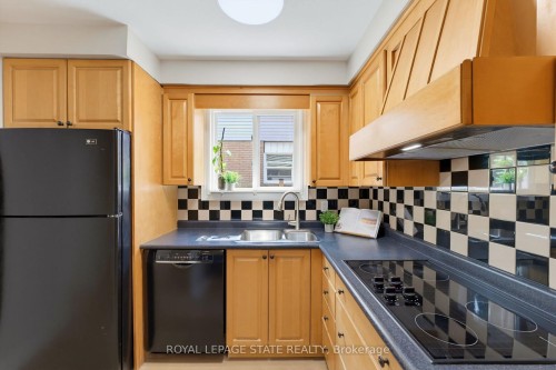 32 Silvervine Drive, Hamilton, ON - Indoor Photo Showing Kitchen