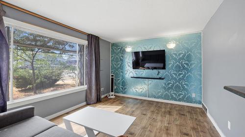 458-460 Keithley Road, Kelowna, BC - Indoor Photo Showing Living Room