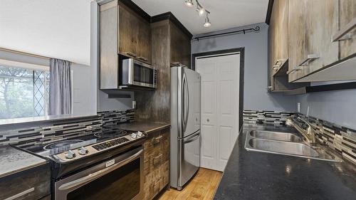 458-460 Keithley Road, Kelowna, BC - Indoor Photo Showing Kitchen With Double Sink With Upgraded Kitchen