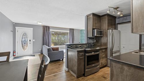 458-460 Keithley Road, Kelowna, BC - Indoor Photo Showing Kitchen With Upgraded Kitchen