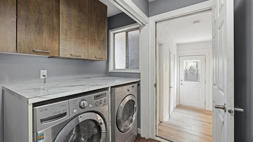 458-460 Keithley Road, Kelowna, BC - Indoor Photo Showing Laundry Room