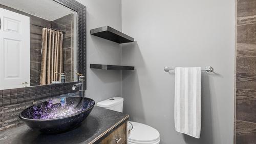 458-460 Keithley Road, Kelowna, BC - Indoor Photo Showing Bathroom