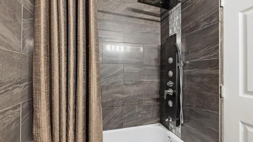 458-460 Keithley Road, Kelowna, BC - Indoor Photo Showing Bathroom