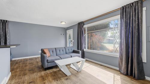 458-460 Keithley Road, Kelowna, BC - Indoor Photo Showing Living Room
