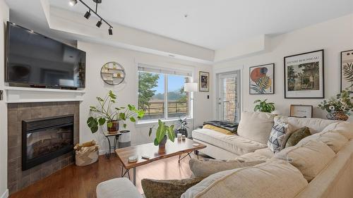 108-1957 Kane Road, Kelowna, BC - Indoor Photo Showing Living Room With Fireplace