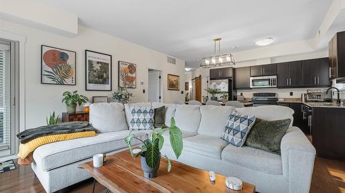 108-1957 Kane Road, Kelowna, BC - Indoor Photo Showing Living Room