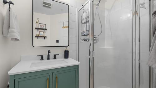 108-1957 Kane Road, Kelowna, BC - Indoor Photo Showing Bathroom