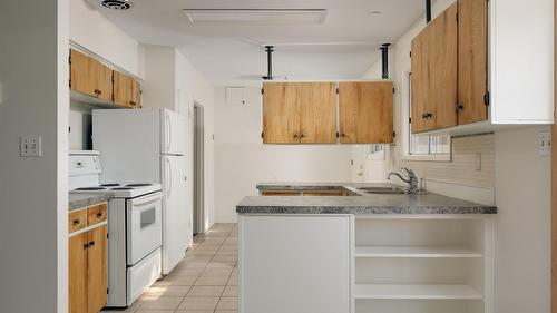 1441 Springfield Road, Kelowna, BC - Indoor Photo Showing Kitchen With Double Sink