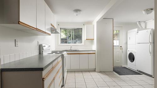 1441 Springfield Road, Kelowna, BC - Indoor Photo Showing Laundry Room