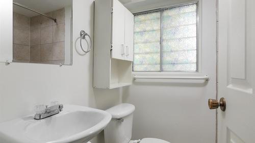 1441 Springfield Road, Kelowna, BC - Indoor Photo Showing Bathroom