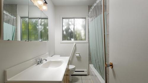 1441 Springfield Road, Kelowna, BC - Indoor Photo Showing Bathroom