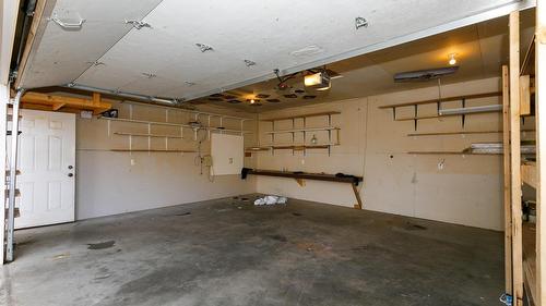 1441 Springfield Road, Kelowna, BC - Indoor Photo Showing Garage