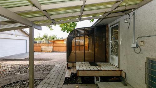 1441 Springfield Road, Kelowna, BC - Outdoor With Exterior