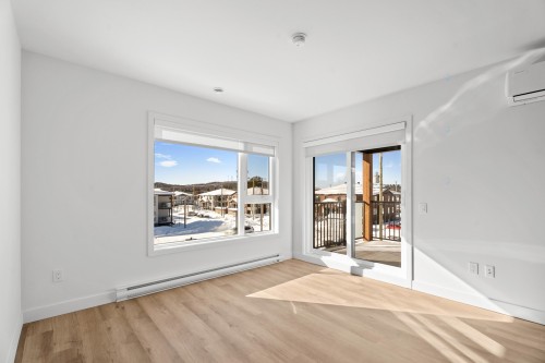Salon - 11-100 Rue Du Cantouque, Mont-Tremblant, QC - Indoor