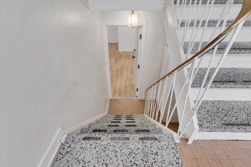 Escalier - 5705A Rue Alphonse, Brossard, QC - Indoor Photo Showing Other Room