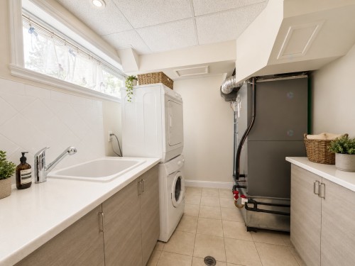 Salle de lavage - 119 Av. Pendennis, Pointe-Claire, QC - Indoor Photo Showing Laundry Room