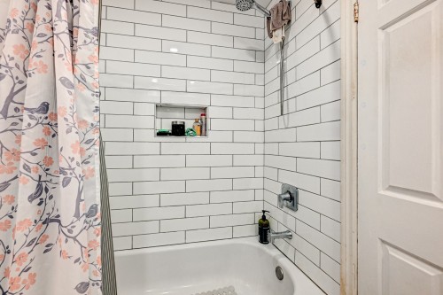 Bathroom - 892  - 894 25E Avenue, Montréal (Lachine), QC - Indoor Photo Showing Bathroom