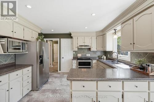 1 Meander Close, Hamilton, ON - Indoor Photo Showing Kitchen With Double Sink