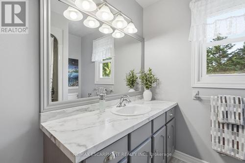 1 Meander Close, Hamilton, ON - Indoor Photo Showing Bathroom