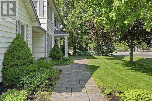 1 Meander Close, Hamilton, ON - Outdoor