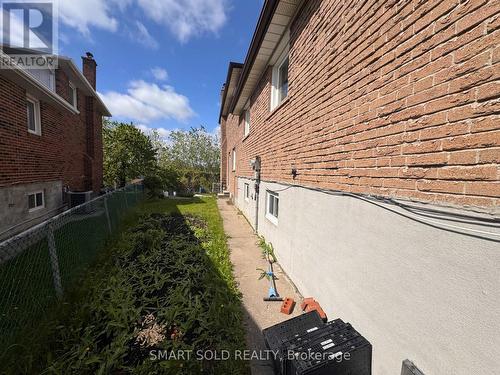 243 SHAWNEE CIRCLE , Toronto, Ontario M2H 2Y3 2