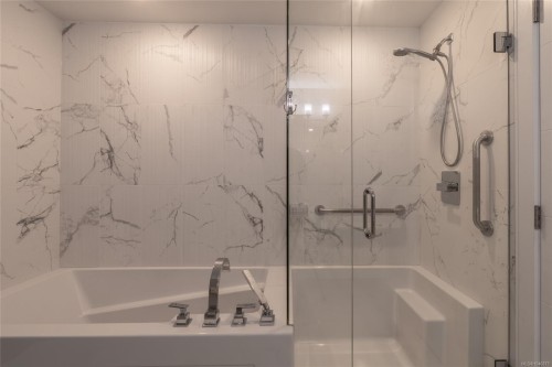 #302-2526 Bevan Ave, Sidney, BC - Indoor Photo Showing Bathroom