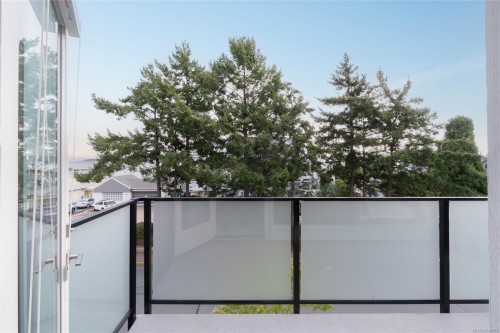#302-2526 Bevan Ave, Sidney, BC - Outdoor