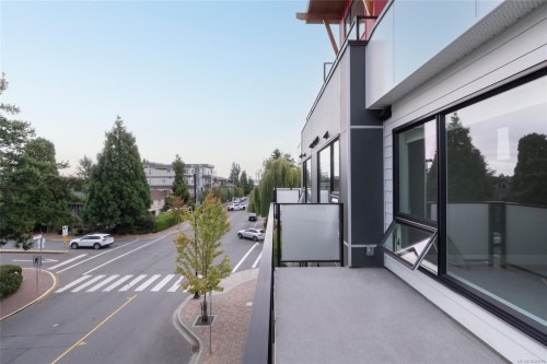 #302-2526 Bevan Ave, Sidney, BC - Outdoor