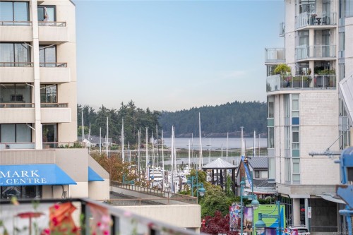 #302-2526 Bevan Ave, Sidney, BC - Outdoor