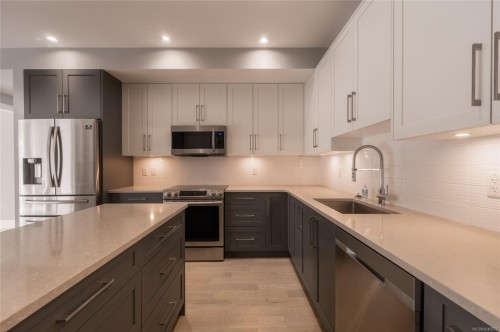 #302-2526 Bevan Ave, Sidney, BC - Indoor Photo Showing Kitchen With Stainless Steel Kitchen With Upgraded Kitchen