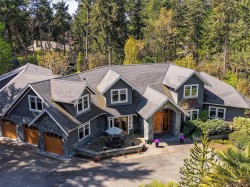 2615 Queenswood Dr Saanich, BC V8N 1X6