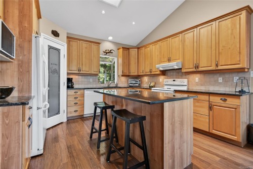 4594 Maple Guard Dr, Bowser, BC 