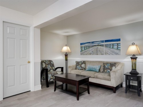 #208-9882 Fifth St, Sidney, BC - Indoor Photo Showing Living Room