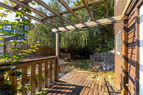 4 Demos Pl, View Royal, BC 