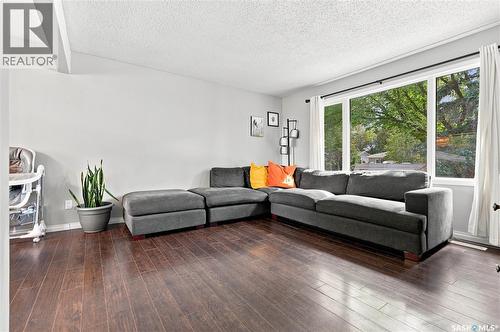 317 Simon Fraser Crescent, Saskatoon, SK - Indoor Photo Showing Living Room