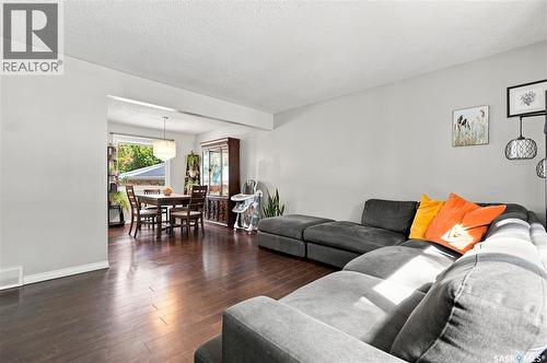 317 Simon Fraser Crescent, Saskatoon, SK - Indoor Photo Showing Living Room