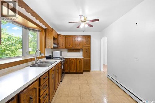 616 Broadway Avenue E, Regina, SK - Indoor Photo Showing Kitchen With Double Sink