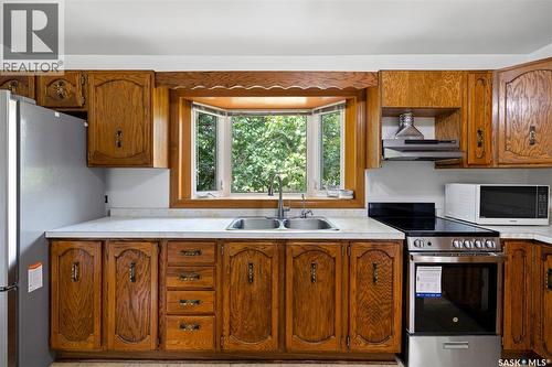 616 Broadway Avenue E, Regina, SK - Indoor Photo Showing Kitchen With Double Sink