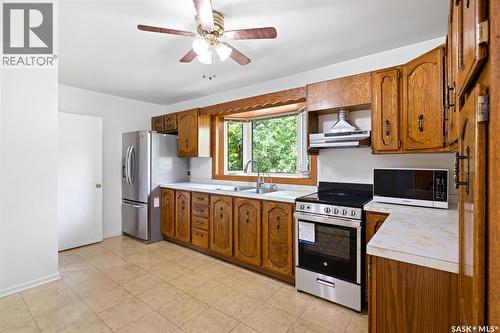 616 Broadway Avenue E, Regina, SK - Indoor Photo Showing Kitchen With Double Sink