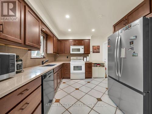 3079 Bartholomew Crescent, Mississauga, ON - Indoor Photo Showing Kitchen