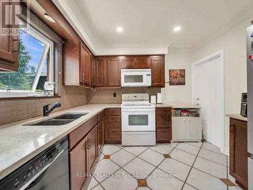 3079 Bartholomew Crescent, Mississauga, ON - Indoor Photo Showing Kitchen With Double Sink