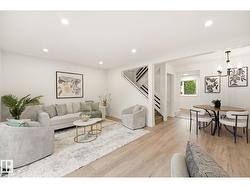 125 WOODBOROUGH WY NW  Edmonton, AB T5Y 1N2