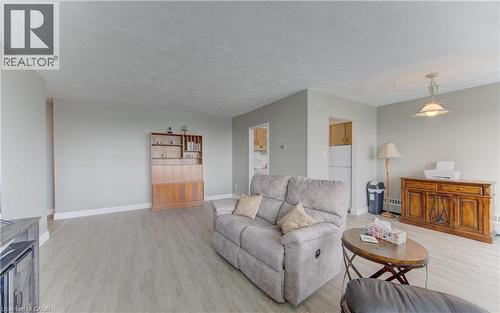 24 Midland Drive Unit# 403, Kitchener, ON - Indoor Photo Showing Living Room