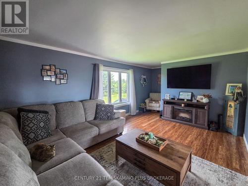 045090 Highway 562, Timiskaming (Tim - Outside - Rural), ON - Indoor Photo Showing Living Room