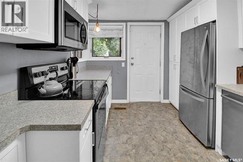 310 J Avenue N, Saskatoon, SK - Indoor Photo Showing Kitchen