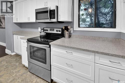 310 J Avenue N, Saskatoon, SK - Indoor Photo Showing Kitchen