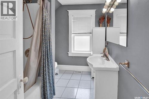 310 J Avenue N, Saskatoon, SK - Indoor Photo Showing Bathroom