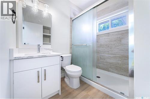 451 R Avenue S, Saskatoon, SK - Indoor Photo Showing Bathroom