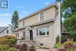 107 IVY CRESCENT  Ottawa, ON K1M 1Y1